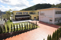 社員にも地域にも愛される、懐かしい学び舎。洋菓子工場が選んだ廃校リニューアルという選択